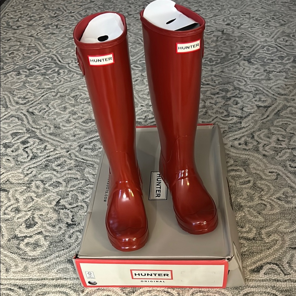 Hunter Classic Glossy Military Red Boots, women’s size 7 (eu38), NIB